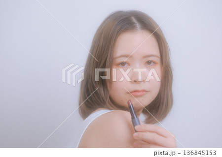 ナチュラルメイクの若い女性 136845153