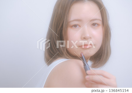 ナチュラルメイクの若い女性 136845154