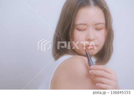 ナチュラルメイクの若い女性 ナチュラルメイクの若い女性 136845155