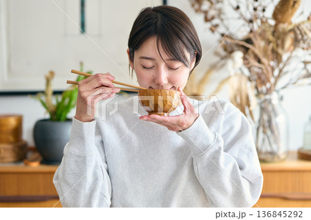 味噌汁を飲む女性 味噌汁を飲む女性 136845292