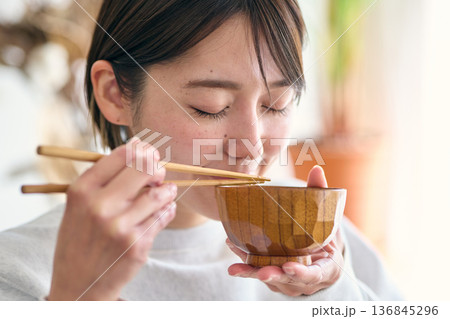 味噌汁を飲む女性 味噌汁を飲む女性 136845296