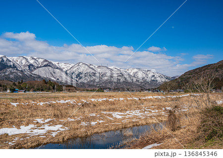浅春の知内川風景と残雪の野坂山地　滋賀県高島市マキノ町 136845346