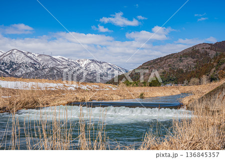 浅春の知内川と残雪の野坂山地 滋賀県高島市マキノ町 浅春の知内川と残雪の野坂山地 滋賀県高島市マキノ町 136845357