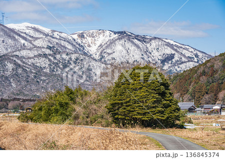 浅春の知内川と残雪の野坂山地　滋賀県高島市マキノ町 136845374