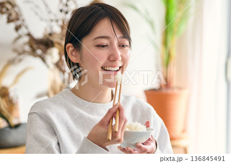 ご飯を食べる女性 136845491