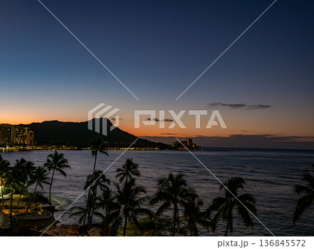 ハワイ ワイキキのホテルから望む朝焼けのダイアモンドヘッド 136845572
