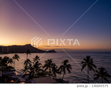 ハワイ ワイキキのホテルから望む朝焼けのダイアモンドヘッド 136845575