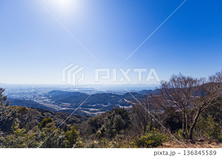 宮路山 山頂から望む三河湾と渥美半島 136845589