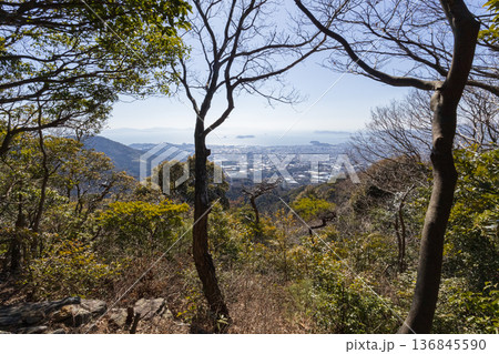 御堂山 山頂付近の展望台より蒲郡市街を俯瞰する 御堂山 山頂付近の展望台より蒲郡市街を俯瞰する 136845590