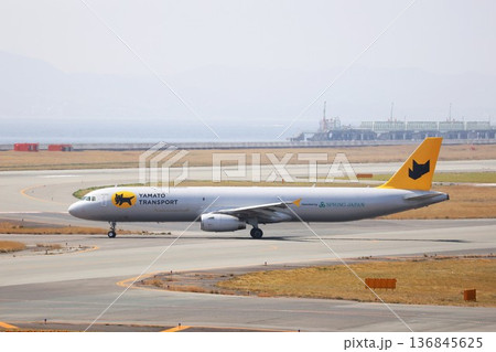 関西国際空港に着陸したヤマト運輸の貨物機 136845625