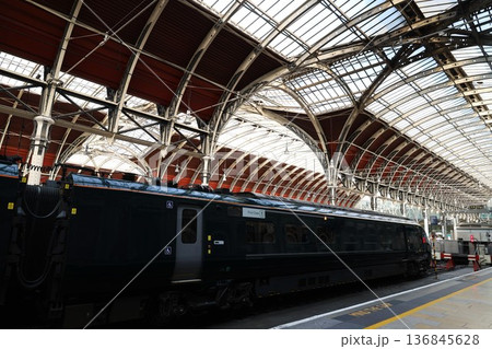 ロンドン・パディントン駅と停車する列車 ロンドン・パディントン駅と停車する列車 136845628