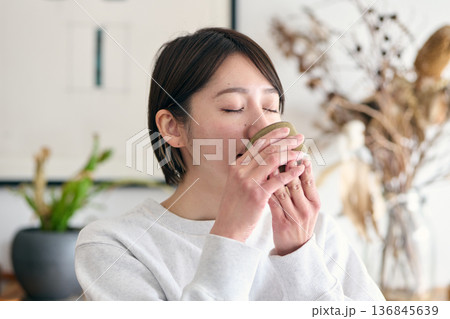 お茶を飲む女性 136845639