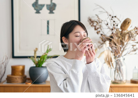 お茶を飲む女性 136845641