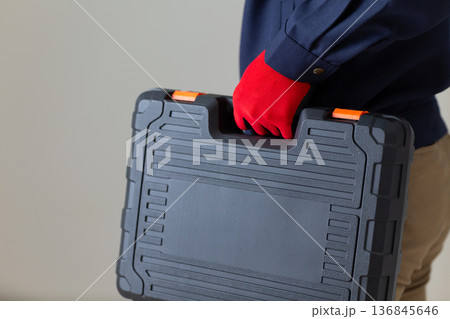 工具箱を持つ作業服のミドル男性ビジネスマン 136845646