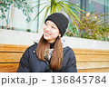 ニット帽の女の子 136845784
