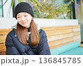 ニット帽の女の子 136845785