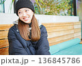 ニット帽の女の子 136845786