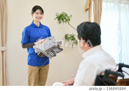 訪問介護で洗濯をするアジア人介護士 136845884