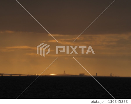 関西国際空港の夕景 関西国際空港の夕景 136845888