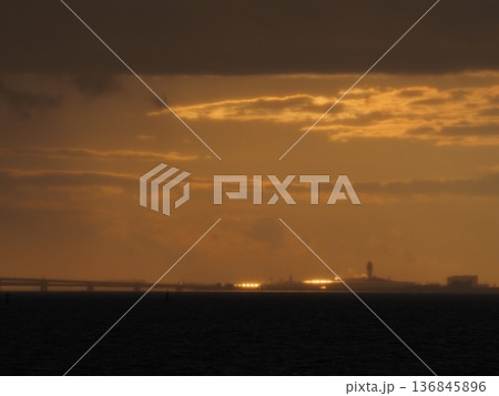 関西国際空港の夕景 136845896