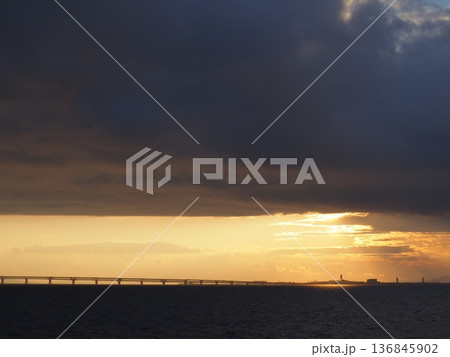 関西国際空港の夕景 136845902