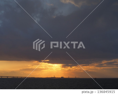 関西国際空港の夕景 関西国際空港の夕景 136845915