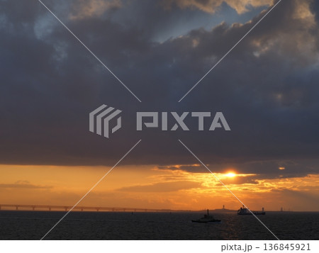 関西国際空港の夕景 関西国際空港の夕景 136845921