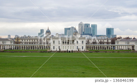 ロンドン・グリニッジ公園から望む旧王立海軍学校とカナリー・ワーフの高層ビル群 ロンドン・グリニッジ公園から望む旧王立海軍学校とカナリー・ワーフの高層ビル群 136846199