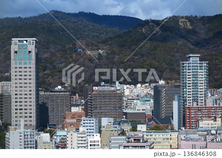 高層ビルから眺めた兵庫県庁の庁舎、背後に市章山と錨山(昼の撮影) 高層ビルから眺めた兵庫県庁の庁舎、背後に市章山と錨山(昼の撮影) 136846308