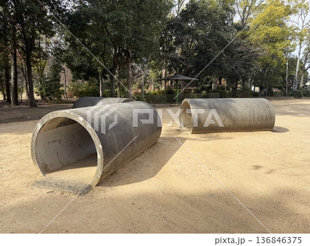 公園に遊具として設置された土管 公園に遊具として設置された土管 136846375