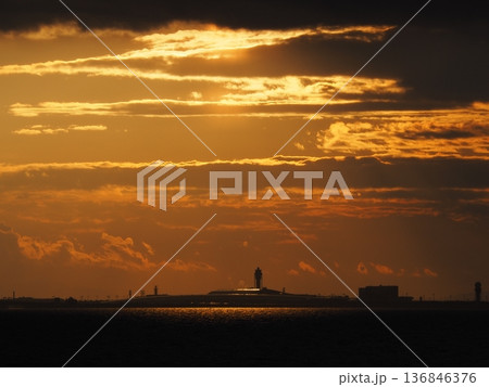夕陽に照らされて幻想的な雰囲気を醸し出す関西国際空港 夕陽に照らされて幻想的な雰囲気を醸し出す関西国際空港 136846376