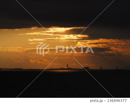 夕陽に照らされて幻想的な雰囲気を醸し出す関西国際空港 136846377