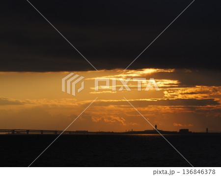 夕陽に照らされて幻想的な雰囲気を醸し出す関西国際空港 夕陽に照らされて幻想的な雰囲気を醸し出す関西国際空港 136846378