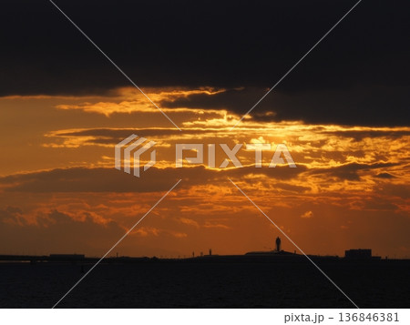 夕陽に照らされて幻想的な雰囲気を醸し出す関西国際空港 136846381