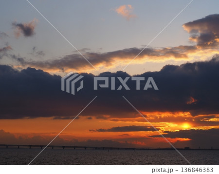 夕陽に照らされて幻想的な雰囲気を醸し出す関西国際空港 夕陽に照らされて幻想的な雰囲気を醸し出す関西国際空港 136846383