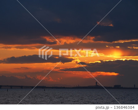 夕陽に照らされて幻想的な雰囲気を醸し出す関西国際空港 136846384