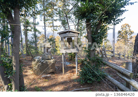 勝峰山の山頂にある地蔵（東京都あきる野市） 136846420