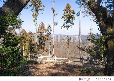 勝峰山の山頂から見た景色(東京都あきる野市) 勝峰山の山頂から見た景色(東京都あきる野市) 136846423