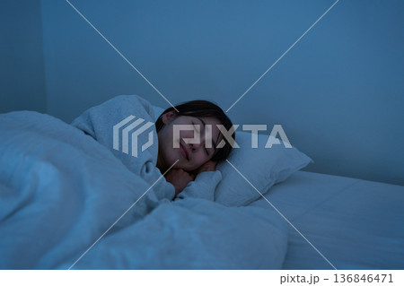 穏やかに眠る女性 136846471