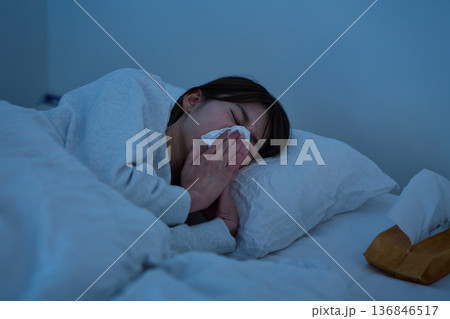 睡眠中に鼻をかむ女性 睡眠中に鼻をかむ女性 136846517