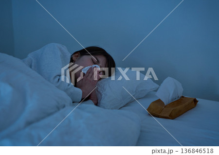 睡眠中に鼻をかむ女性 睡眠中に鼻をかむ女性 136846518