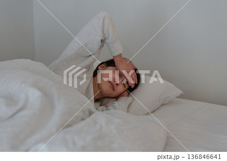 熱がある女性 136846641