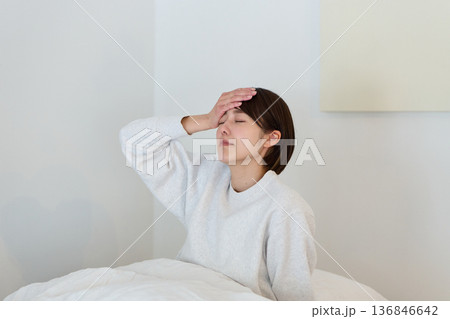 熱がある女性 熱がある女性 136846642