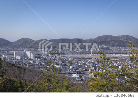 高御位山（たかみくらやま）兵庫県加古川市と高砂市にまたがる標高304mの山のハイキング中に見える風景 136846668