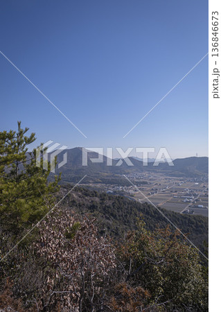 高御位山(たかみくらやま)兵庫県加古川市と高砂市にまたがる標高304mの山のハイキング中に見える風景 高御位山(たかみくらやま)兵庫県加古川市と高砂市にまたがる標高304mの山のハイキング中に見える風景 136846673