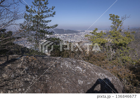 高御位山(たかみくらやま)兵庫県加古川市と高砂市にまたがる標高304mの山のハイキング中に見える風景 高御位山(たかみくらやま)兵庫県加古川市と高砂市にまたがる標高304mの山のハイキング中に見える風景 136846677