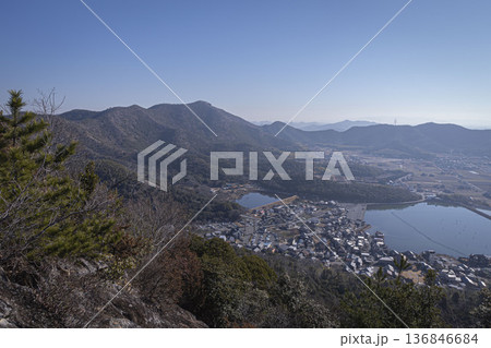 高御位山(たかみくらやま)兵庫県加古川市と高砂市にまたがる標高304mの山のハイキング中に見える風景 高御位山(たかみくらやま)兵庫県加古川市と高砂市にまたがる標高304mの山のハイキング中に見える風景 136846684