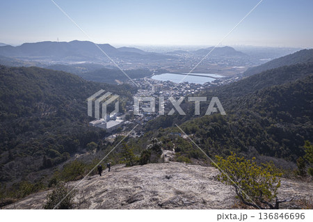 高御位山(たかみくらやま)兵庫県加古川市と高砂市にまたがる標高304mの山のハイキング中に見える風景 高御位山(たかみくらやま)兵庫県加古川市と高砂市にまたがる標高304mの山のハイキング中に見える風景 136846696
