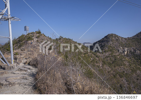 高御位山(たかみくらやま)兵庫県加古川市と高砂市にまたがる標高304mの山のハイキング中に見える風景 高御位山(たかみくらやま)兵庫県加古川市と高砂市にまたがる標高304mの山のハイキング中に見える風景 136846697