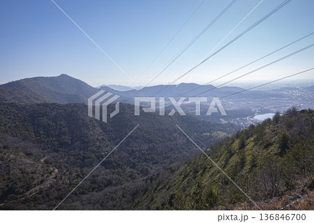 高御位山(たかみくらやま)兵庫県加古川市と高砂市にまたがる標高304mの山のハイキング中に見える風景 高御位山(たかみくらやま)兵庫県加古川市と高砂市にまたがる標高304mの山のハイキング中に見える風景 136846700